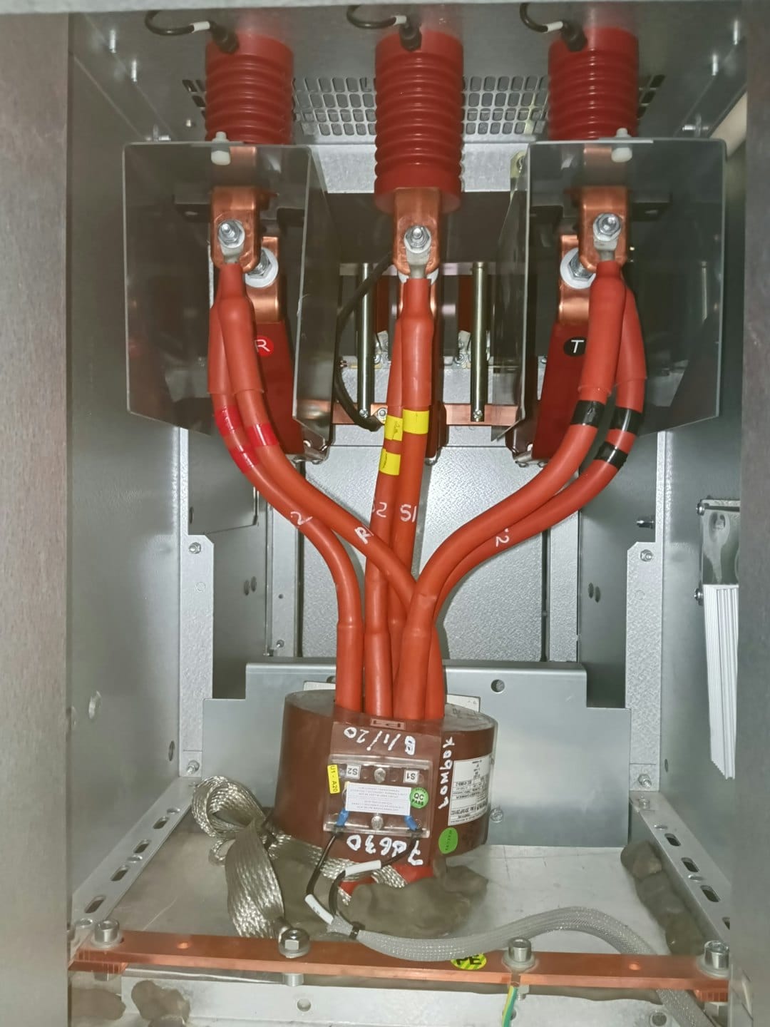 Endüstriyel bir kabinin içindeki elektrik kabloları ve bileşenleri.